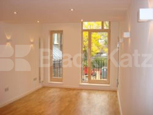 			MUST SEE !!!!!!!, 2 Bedroom, 1 bath, 1 reception House			 St Johns Way, Archway